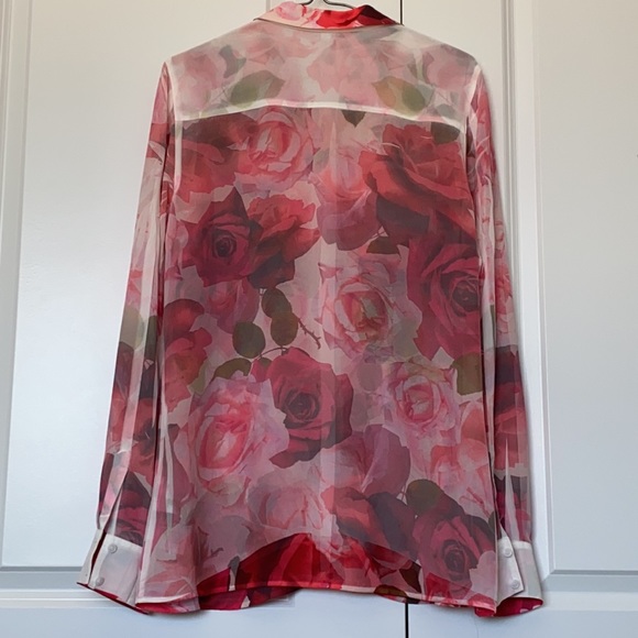 3 for $20 💜 GUESS Blouse - Picture 3 of 4